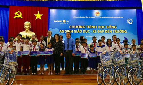 Phó Chủ tịch Nước trao học bổng "An sinh Giáo dục - Xe đạp đến trường" cho trẻ em hiếu học tại An Giang