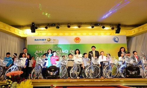 Bảo Việt Nhân thọ trao hàng nghìn suất quà và học bổng cho trẻ em nghèo vượt khó