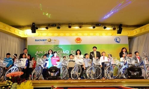 Bảo Việt Nhân thọ trao hàng nghìn suất quà và học bổng cho trẻ em nghèo vượt khó