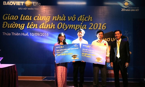 Quán quân Đường lên đỉnh Olympia 2016 nhận học bổng Bảo Việt Vinh danh