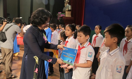 Phó Chủ tịch Nước trao tặng học bổng “An sinh giáo dục - xe đạp đến trường” cho trẻ em hiếu học tại Hưng Yên