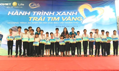 Khám bệnh miễn phí, tặng quà cho 500 hộ nghèo và trao học bổng cho 20 học sinh giỏi tại tỉnh Đồng Nai