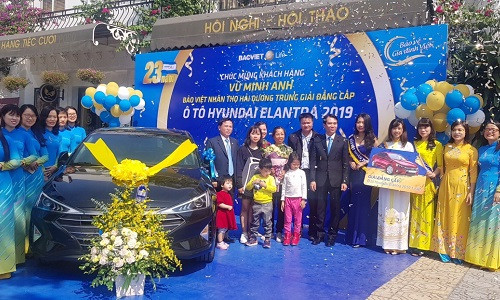 Trao tặng xe ô tô trị giá gần 800 triệu của Chương trình "Tri ân tưng bừng - Đón mừng sinh nhật"