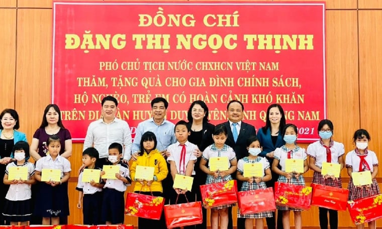 Phó Chủ Tịch nước cùng Bảo Việt Nhân thọ trao quà cho các em học sinh nghèo vượt khó tỉnh Quảng Nam