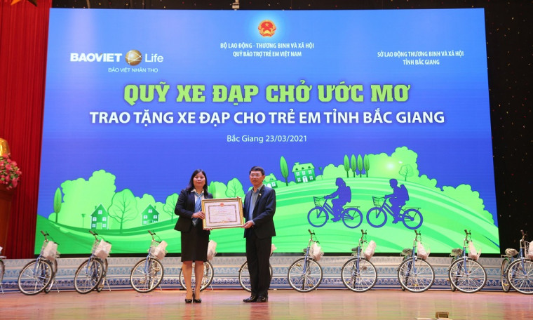 Phó Chủ tịch nước trao quà tặng cho trẻ em hiếu học có hoàn cảnh khó khăn tại Bắc Giang